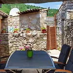 House Mirjana With Pool By Guide Villa *