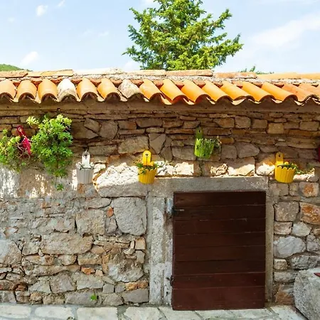 House Mirjana With Pool By Guide Vilă Brseč